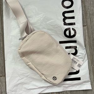 Lululemon everywhere belt bag